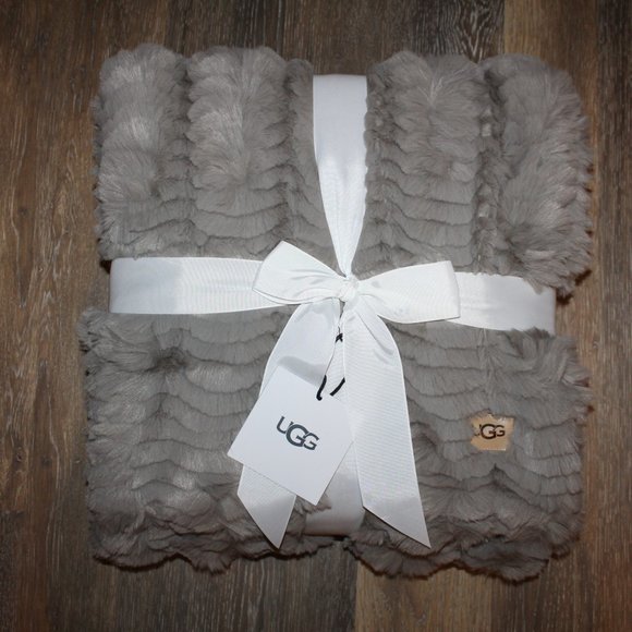 NWT UGG‎ PLUSH FUR WAVE THROW TAN 50 X 70 - Picture 1 of 5
